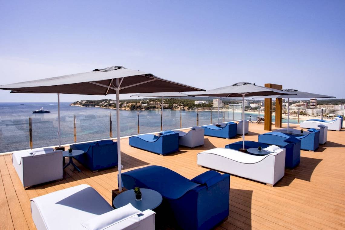 Dachterrasse des Florida Magaluf Hotels mit Blick auf das Meer und Sonnenschirme.