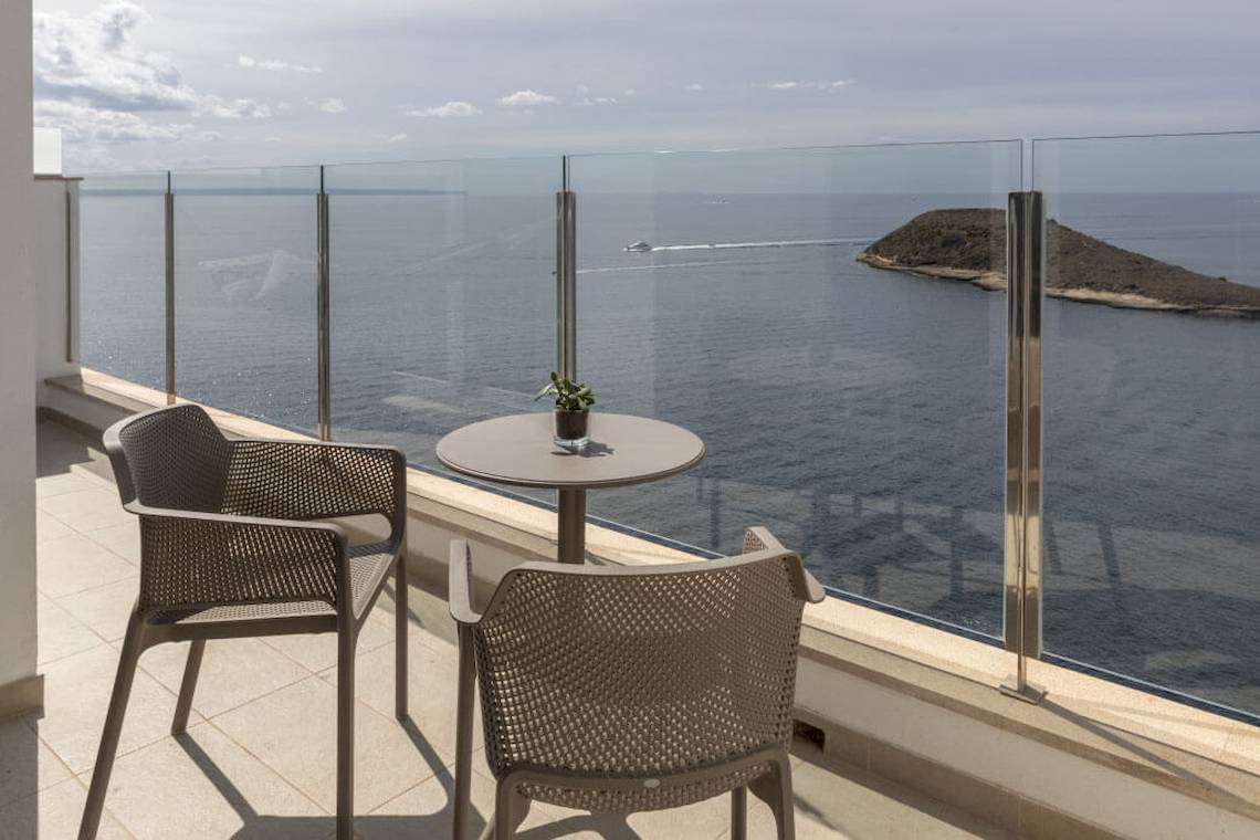 Balkon des Florida Magaluf Hotels mit Blick auf das Meer und eine Insel