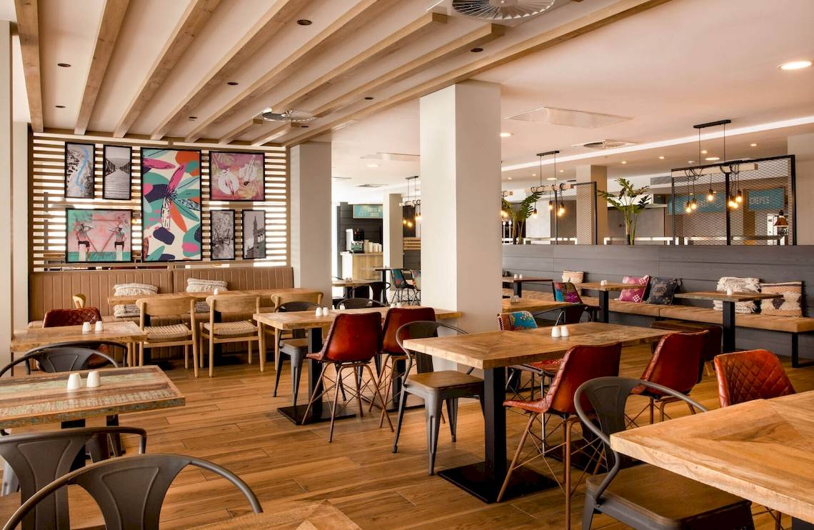 Innenbereich des Florida Magaluf Hotels mit modernen Möbeln und bunten Wandbildern.