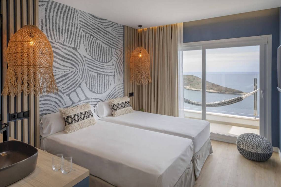 Zimmer im Florida Magaluf Hotel mit zwei Betten, Blick auf das Meer und eine Hängematte.