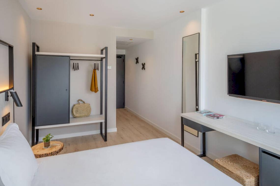 Innenansicht eines Hotelzimmers im Florida Magaluf Hotel mit Bett, Kleiderschrank und Fernseher.