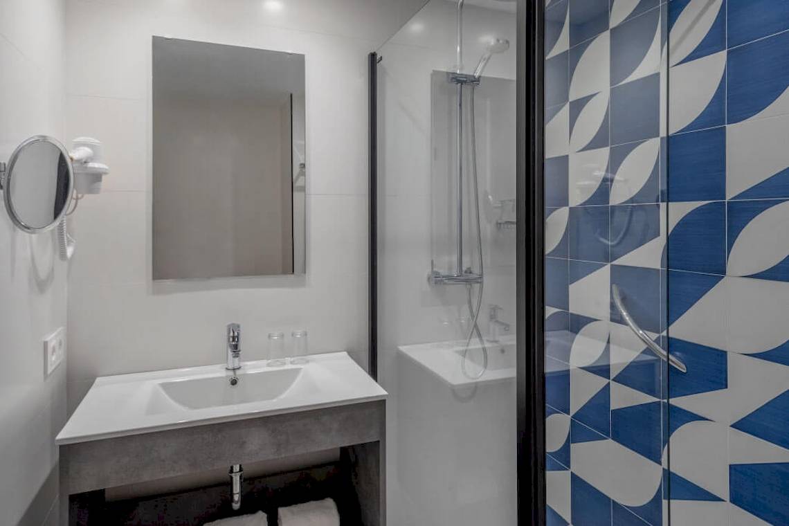 Badezimmer des Florida Magaluf Hotels mit Waschbecken und Glasdusche.