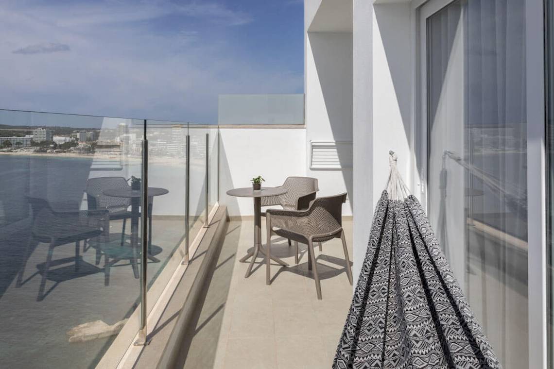 Balkon des Florida Magaluf Hotels mit Blick auf das Meer und Gebäude