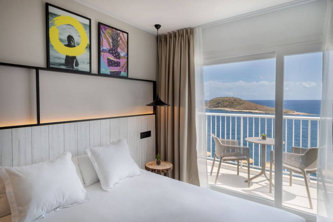 Innenansicht eines Hotelzimmers im Florida Magaluf Hotel mit Blick auf das Meer