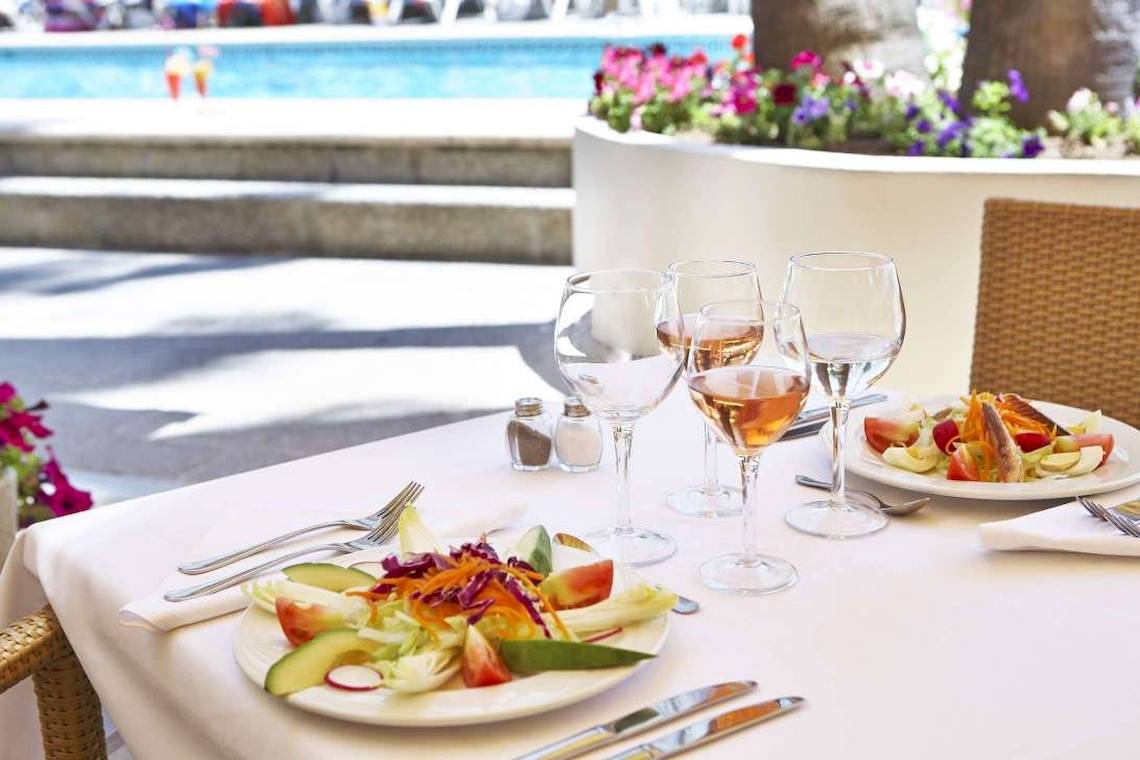 Tisch im Hotelgarten mit Speisen und Getränken des Bikini Hotels