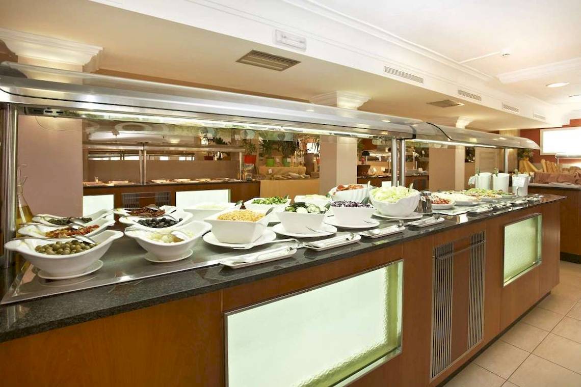 Buffet-Tisch im Bikini Hotel mit verschiedenen Gerichten in weißen Schüsseln.