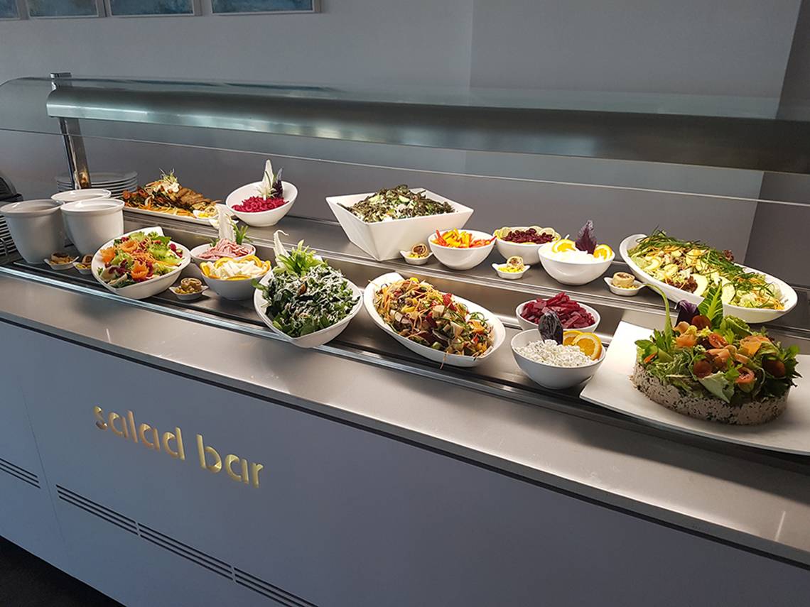 Salatbuffet im Faros Hotel Ayia Napa mit verschiedenen Salaten und Dips.
