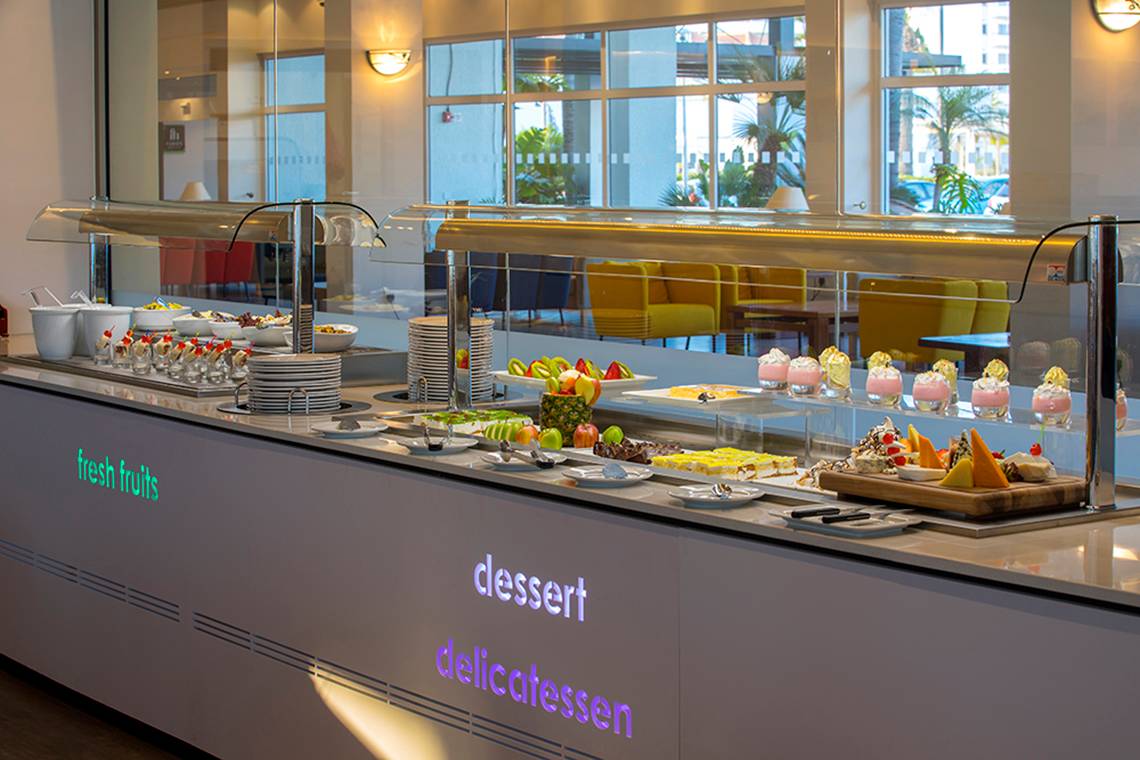 Dessertbuffet im Faros Hotel Ayia Napa mit verschiedenen Kuchen und frischen Früchten.