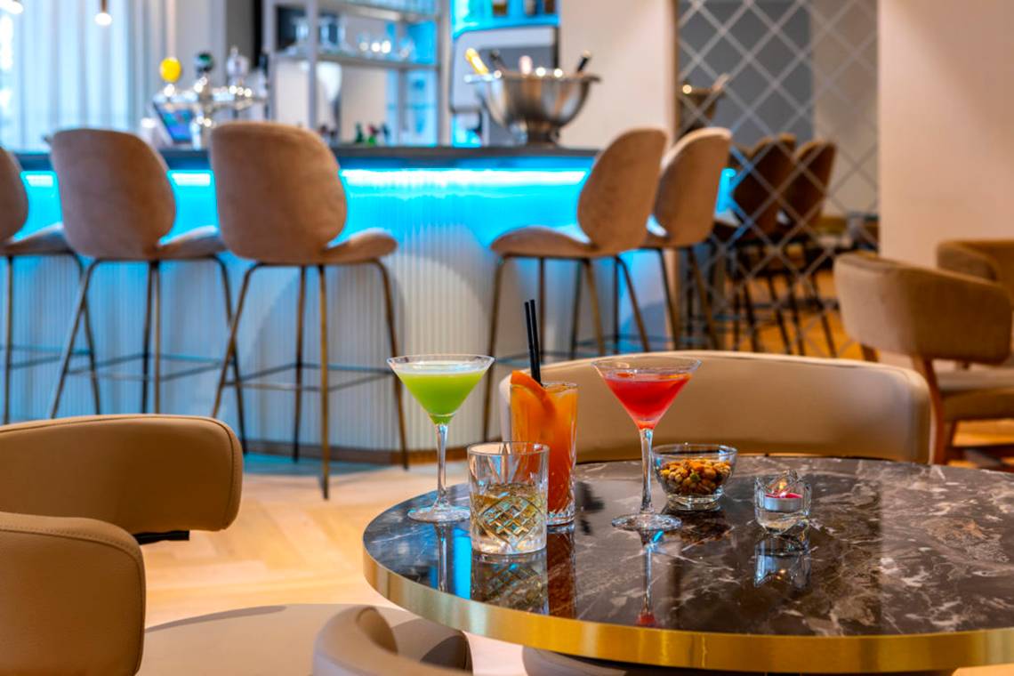 Cocktailbar im Faros Hotel Ayia Napa mit verschiedenen Getränken auf dem Tisch.