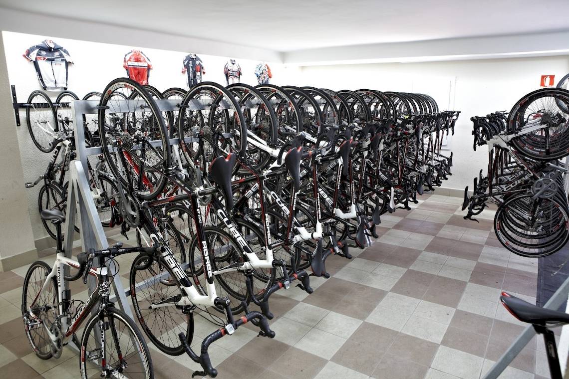 Viele Fahrräder sind im Fahrradabstellplatz des Lido Park Hotels aufgereiht.