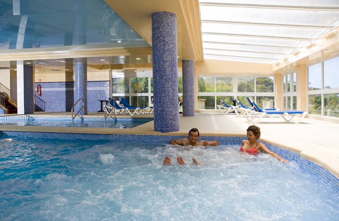 Ein Paar genießt einen Whirlpool im Lido Park Hotel.