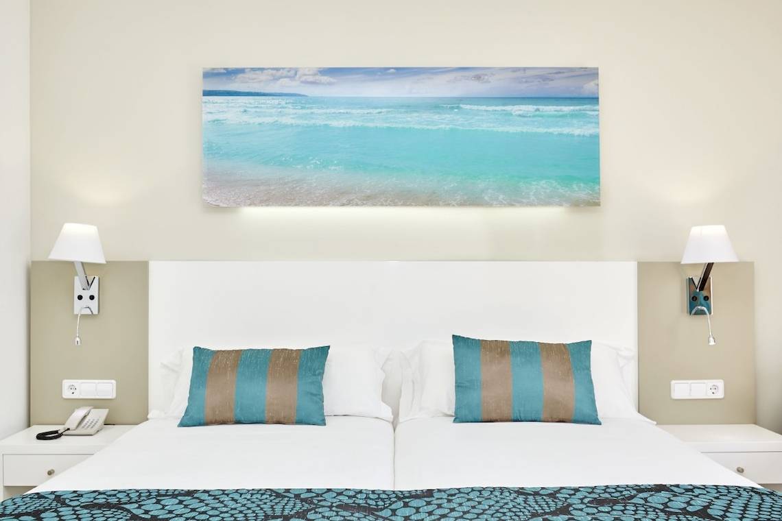 Doppelbett im Lido Park Hotel mit Meeresblick-Wandgemälde
