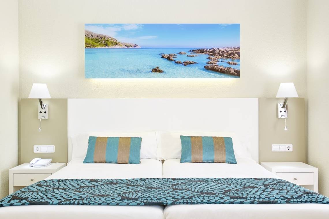Doppelbett im Lido Park Hotel mit Blick auf das Meer auf einem Foto