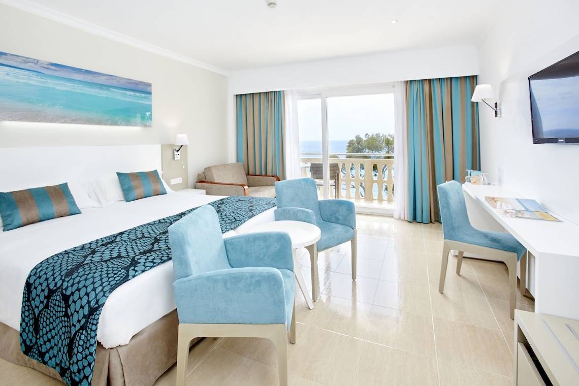 Lido Park Hotel Zimmer mit Balkon, modernen Möbeln und Meerblick.