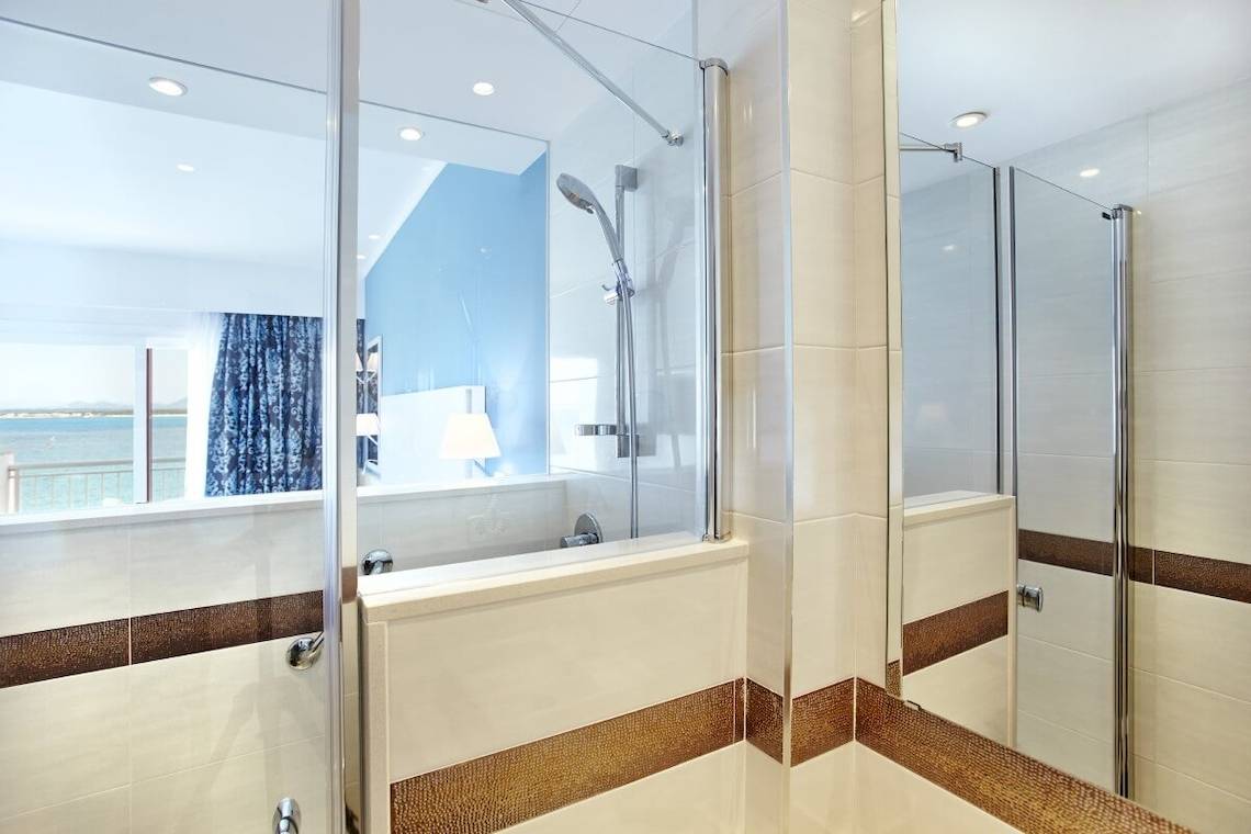 Badezimmer im Marques Hotel mit blauer Wand und Meerblick