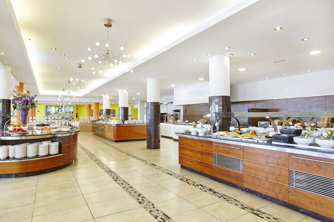 Buffetbereich im Romantica Hotel mit verschiedenen Speisen und Dekor