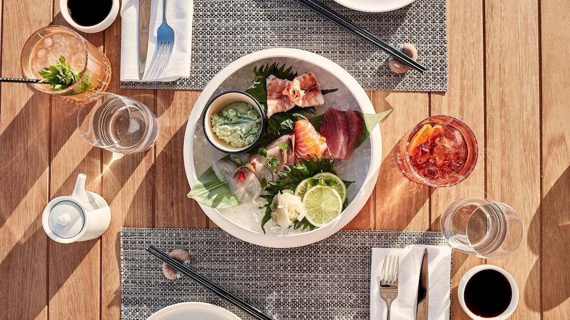 Gedeckter Tisch mit Sushi und Getränken bei Katikies Villas Mykonos