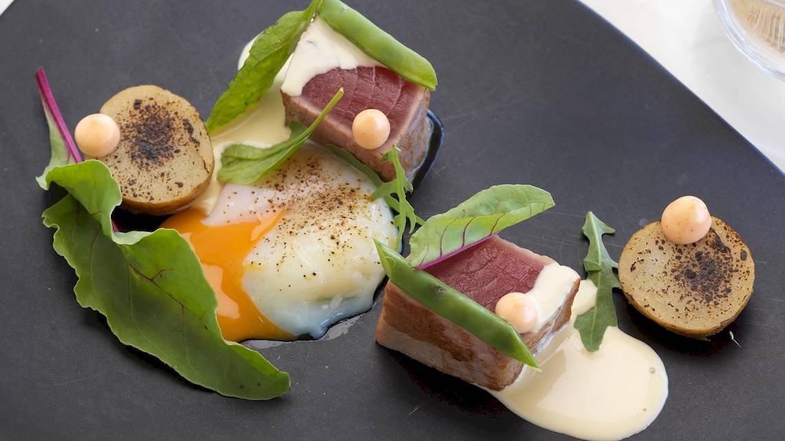 Elegantes Gericht mit Thunfisch, Ei und Kartoffeln bei Katikies Villas Mykonos.