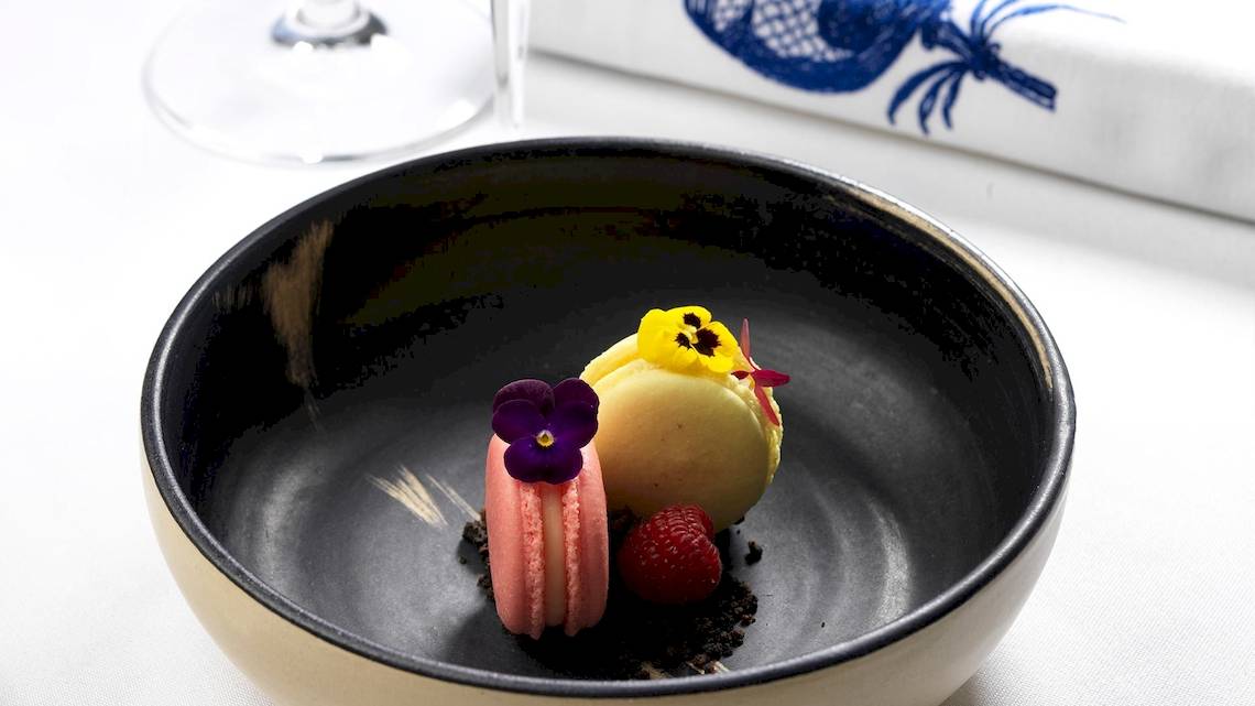 Nachtischplatte mit Macaron, Mousse und Himbeere in Katikies Villas Mykonos