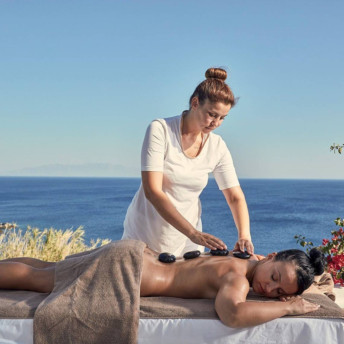 Massage am Strand im Katikies Villas Mykonos