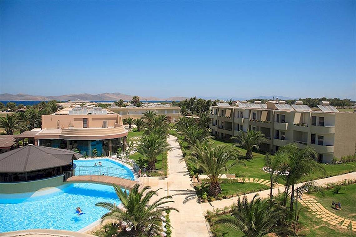 Luftaufnahme des Sandy Beach Hotel auf Kos mit Swimmingpool und Gebäuden.