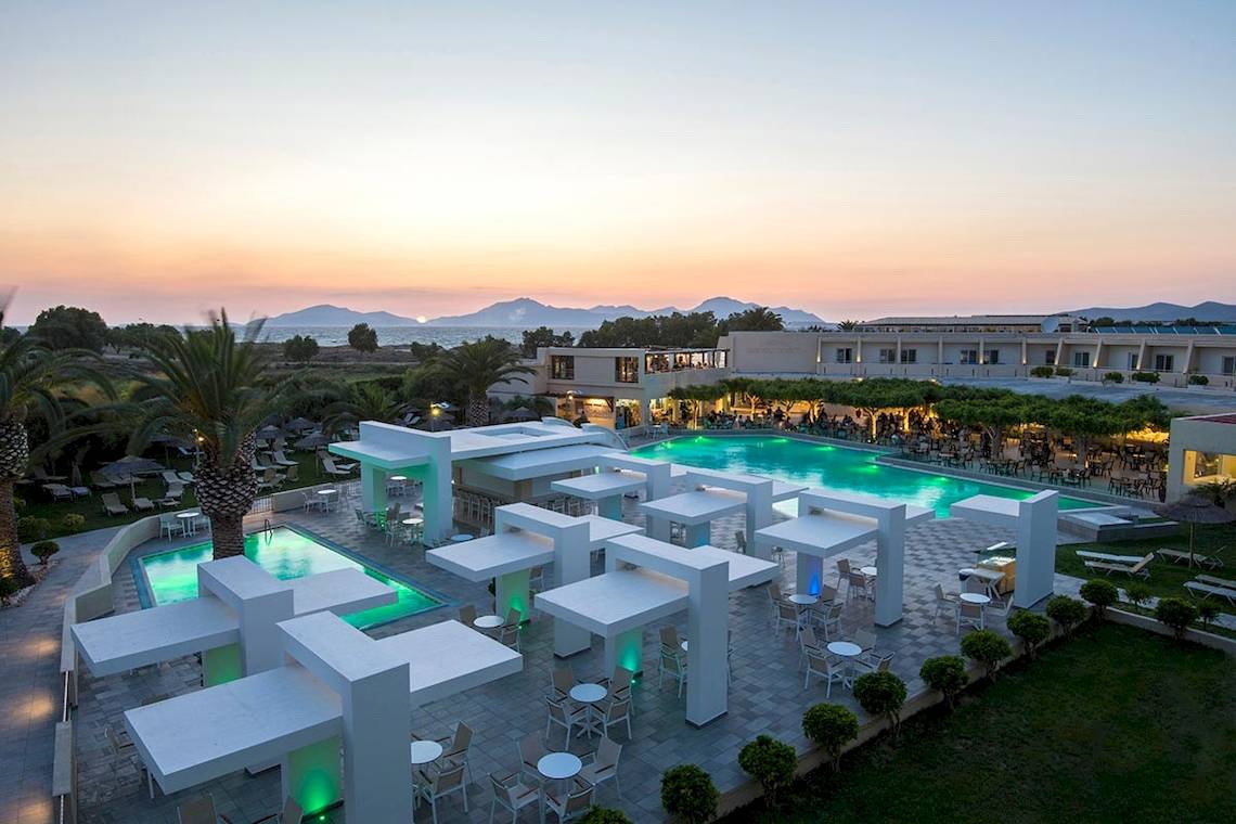 Aussenbereich des Sandy Beach Hotel in Kos am Abend mit Swimmingpool und Loungebereich.