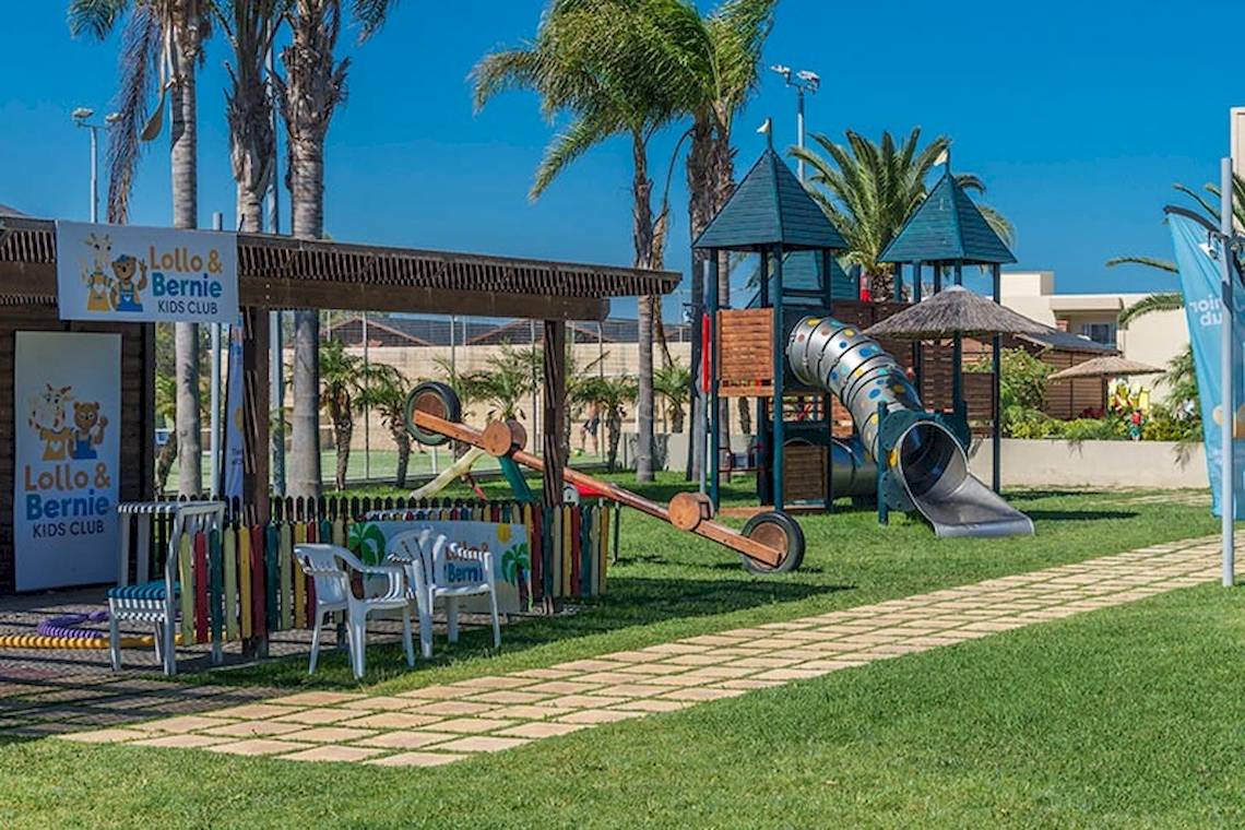 Kinderspielplatz im Freien mit Rutsche und Spielgeräten am Sandy Beach Hotel - Kos
