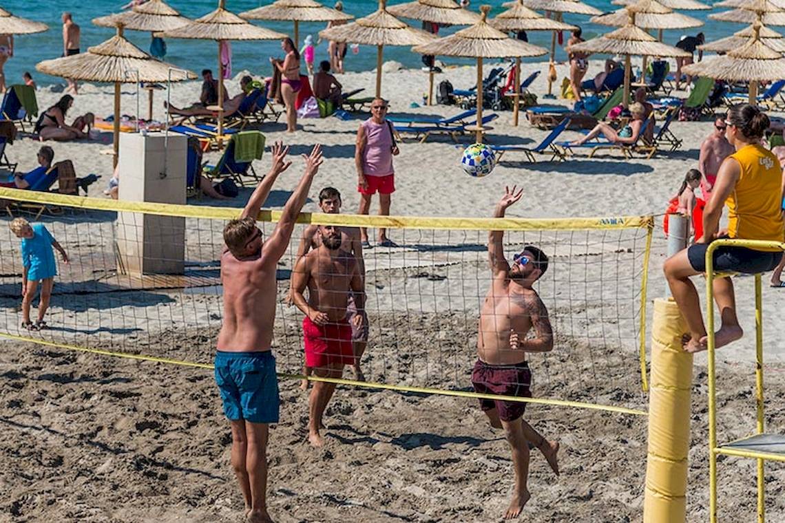 Volleyballspiel am Strand beim Sandy Beach Hotel in Kos mit Spielern und Zuschauern.