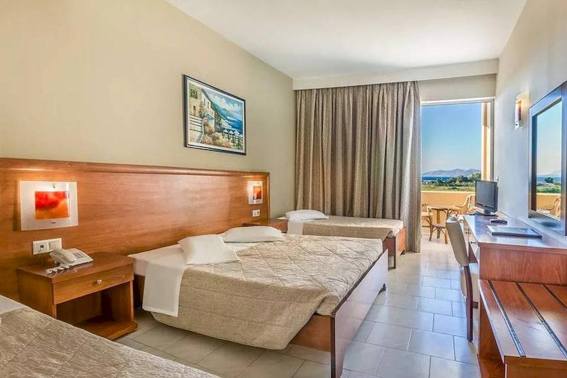 Doppelzimmer im Sandy Beach Hotel auf Kos mit zwei Betten und Meerblick.