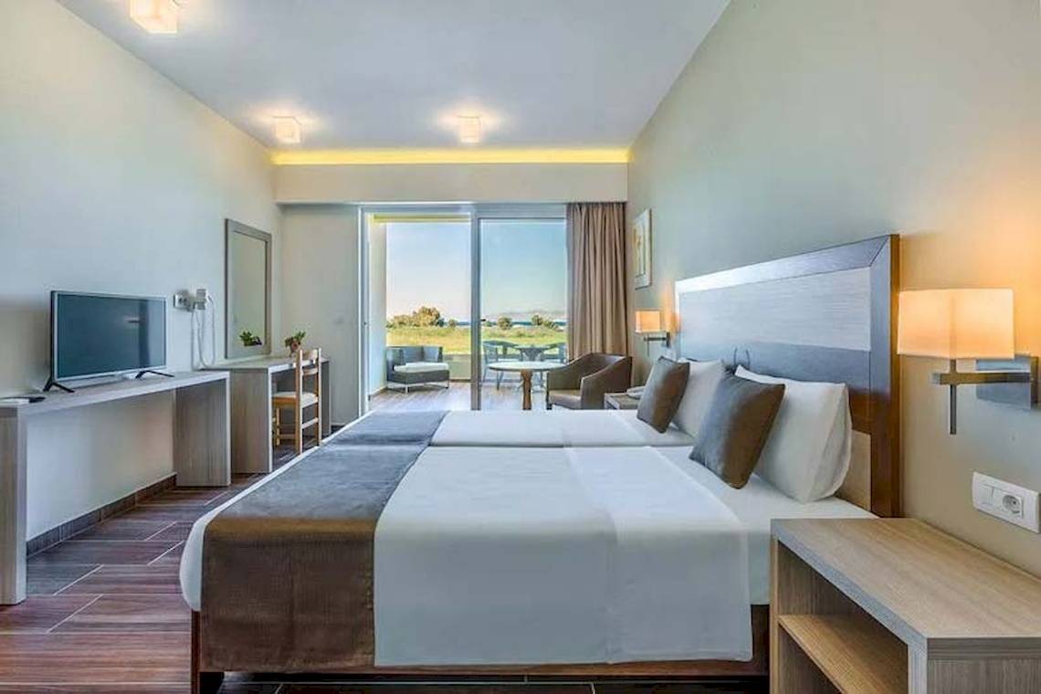 Doppelzimmer im Sandy Beach Hotel auf Kos mit Meerblick, Fernseher und bequemen Betten.
