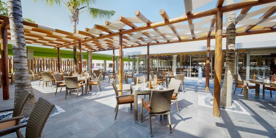 Restaurant im Freien mit Holzüberdachung im Barcelo Maya Beach Hotel