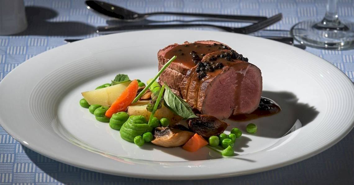 Ein Tellergericht mit rosa gebratenem Fleisch, Gemüse und Beilagen im Atrium Platinum Luxury Resort Hotel & Spa.