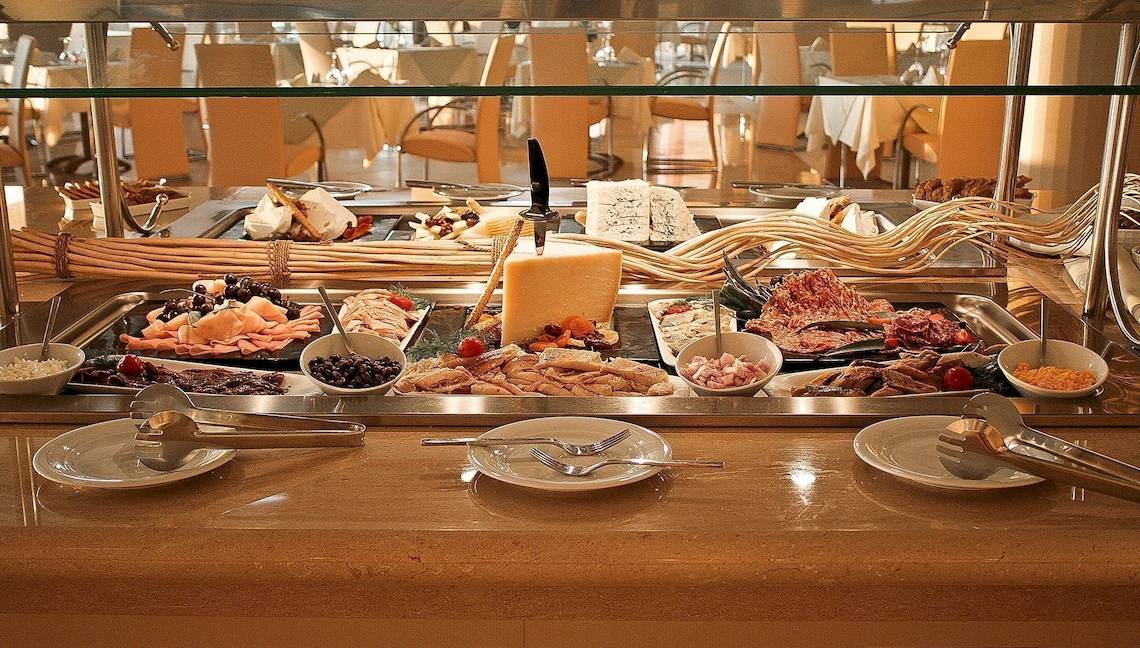 Buffet im Atrium Platinum Luxury Resort Hotel & Spa mit verschiedenen Speisen und Gerichten.