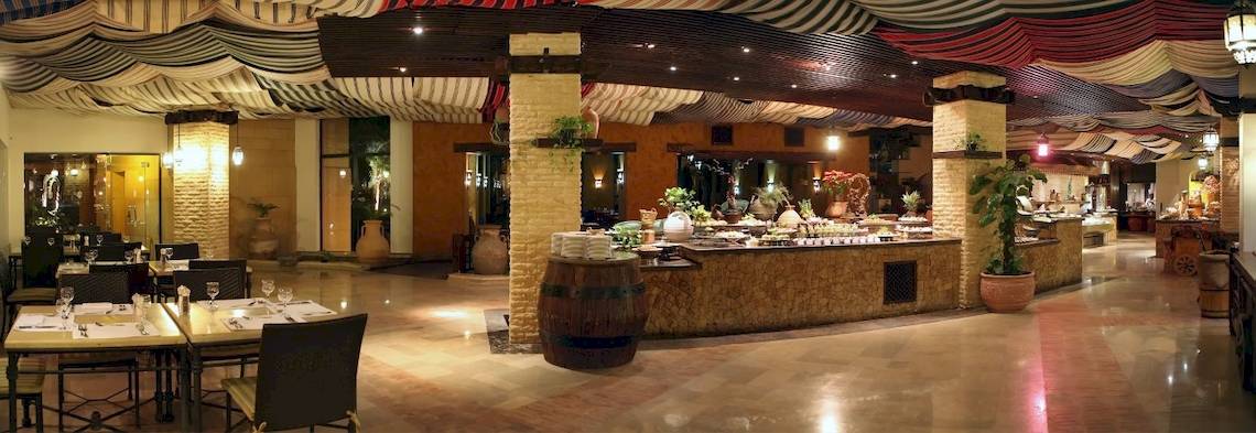 Innenbereich des PickAlbatros Oasis Port Ghalib Hotels mit gepflegtem Restaurantbereich und vielen Tischen und Stühlen.
