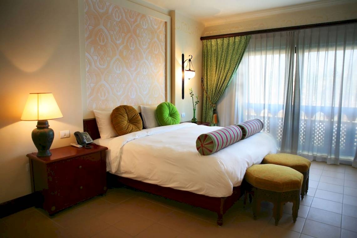 Hotelzimmer im PickAlbatros Oasis Port Ghalib mit Bett, Nachttischen und Telefon.