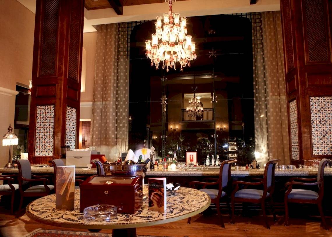 Lobby Bar des PickAlbatros Oasis Port Ghalib Hotels mit Kronleuchter und Möbeln