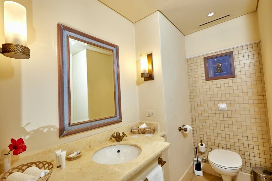 Badezimmer im PickAlbatros Sands Port Ghalib Hotel mit Waschbecken, Spiegel und Toilette.