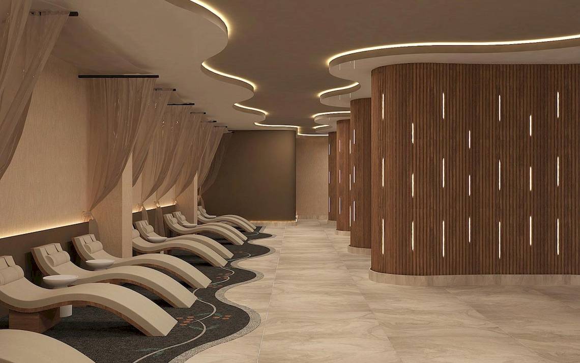 Spa-Lounge im Lago Hotel mit weißen Liegen und hölzernen Säulen