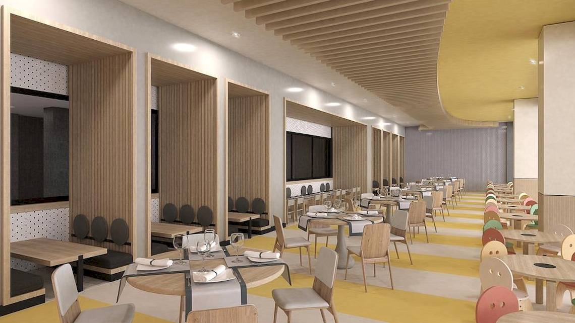 Innenansicht des Restaurants im Lago Hotel mit holzfarbenen Tischen und Stühlen, gelben Boden und deckenverkleidung.