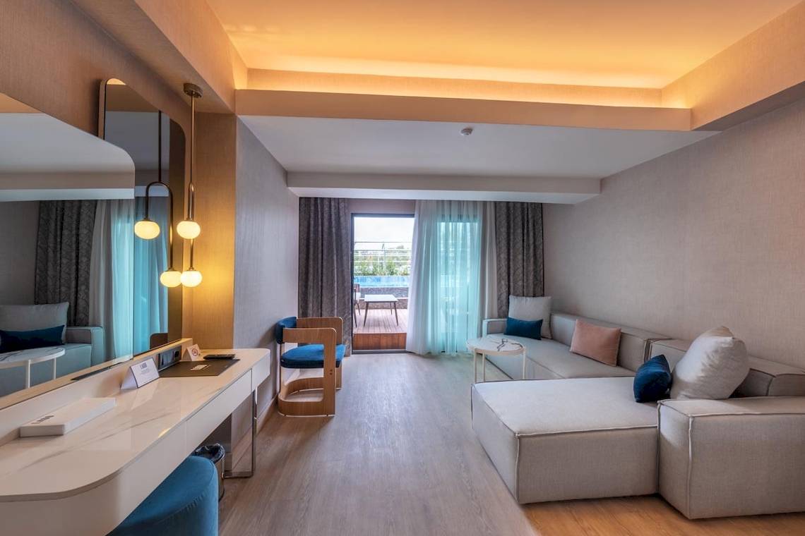 Innenraum des Lago Hotels mit Sofa, Spiegel und Schreibtisch in elegantem Design