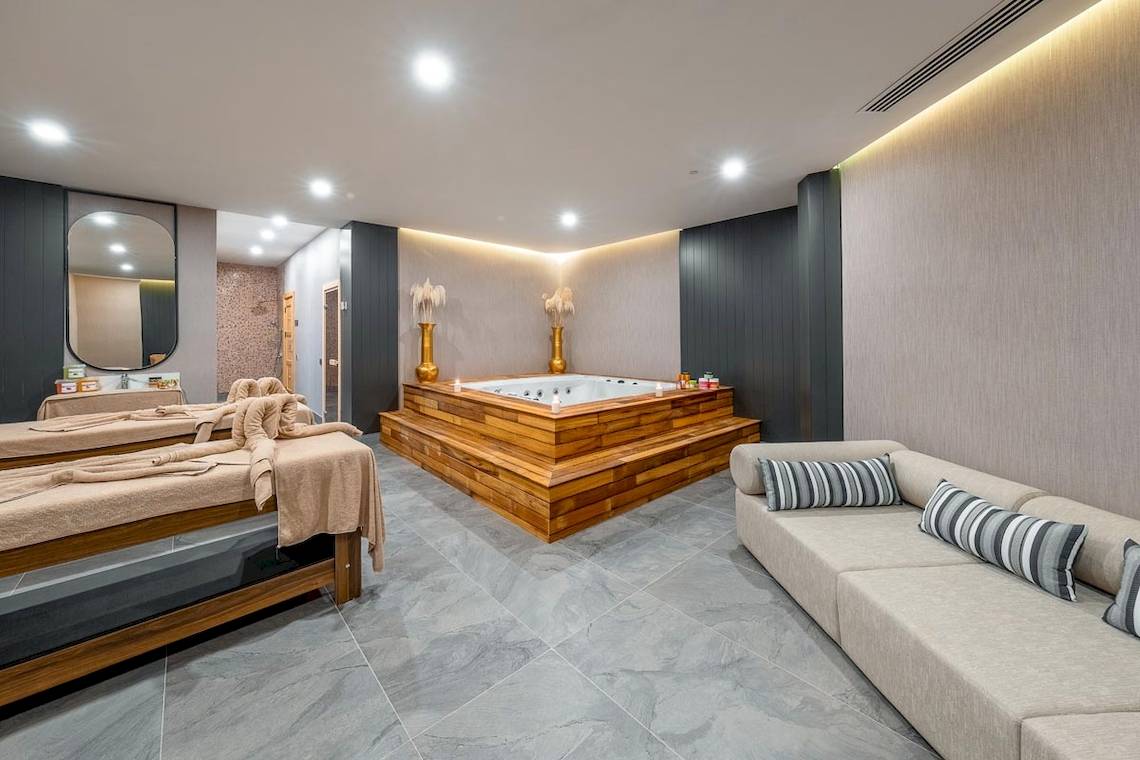 Spa-Bereich im Lago Hotel mit Jacuzzi und Behandlungsliegen.