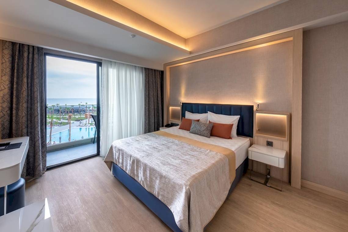 Zimmer im Lago Hotel mit Blick auf das Meer und den Swimmingpool