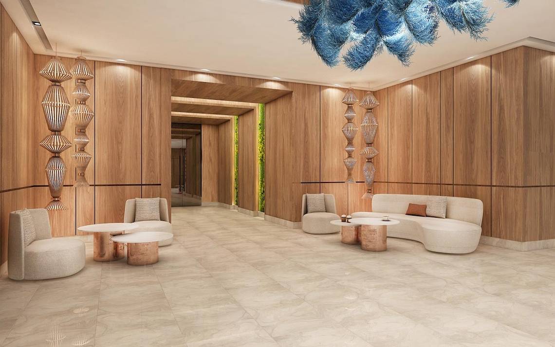 Innenbereich des Empfangsbereichs des Lago Hotels mit Holzwänden, Sitzmöbeln und einer großen Lampe.