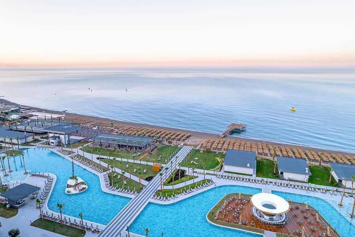 Luftaufnahme des Lago Hotels mit Blick auf den Strand, Pools und Meer
