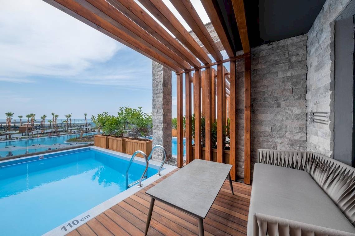 Terrasse mit Pool und Blick auf das Meer im Lago Hotel