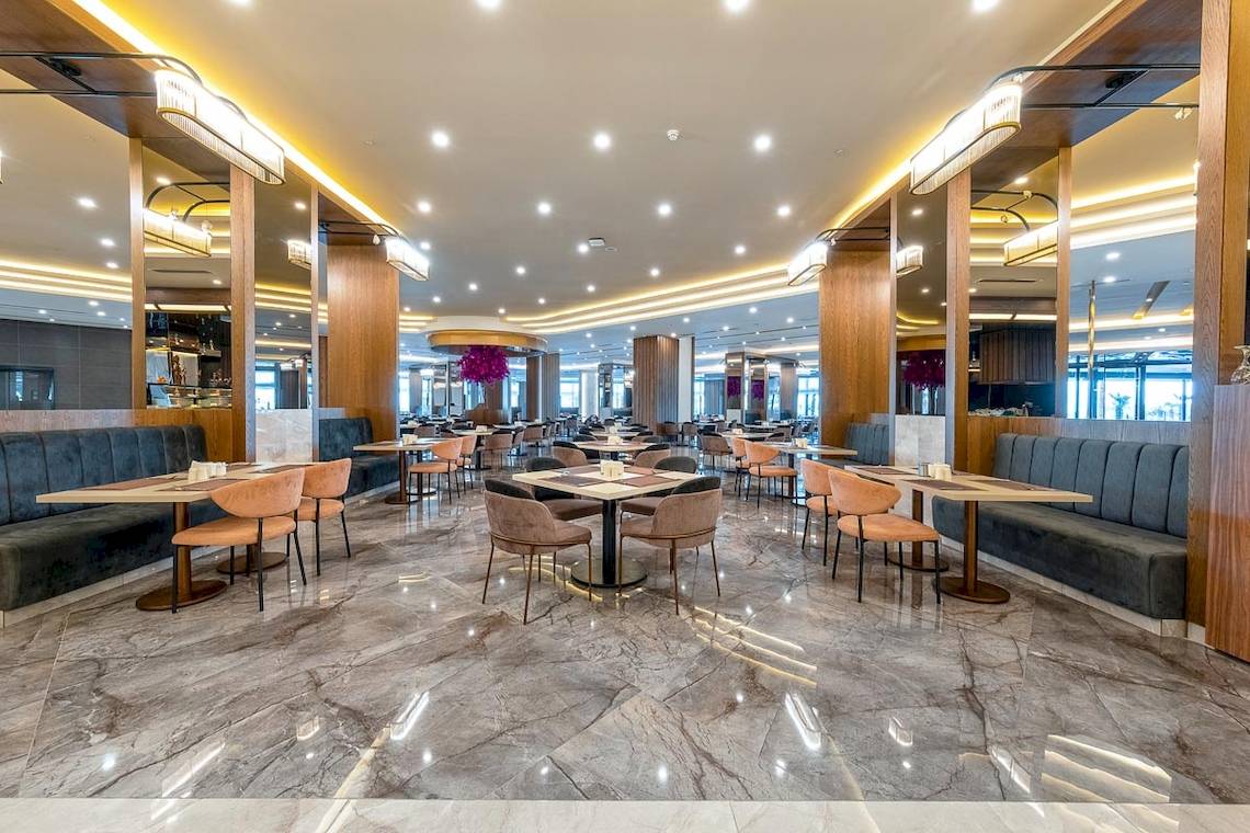 Innenansicht des Restaurants im Lago Hotel mit Marmorboden und modernen Möbeln.