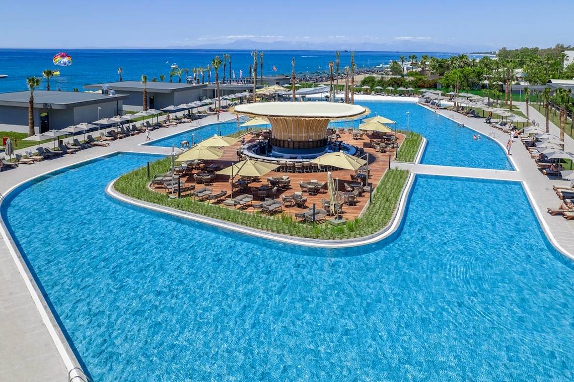 Luftaufnahme des Lago Hotels mit großem Pool und Bar im Zentrum