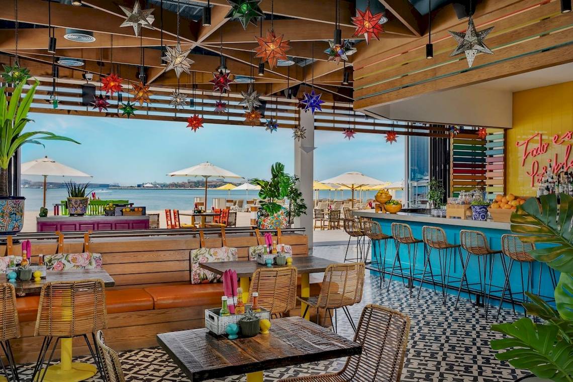 Innenansicht des Restaurants im Marriott Resort Palm Jumeirah, Dubai, mit Blick auf den Ozean.