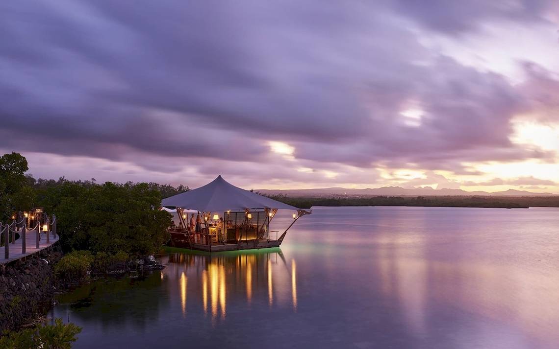 Constance Ephelia Mahe Seychelles Hotel am Wasser bei Sonnenuntergang
