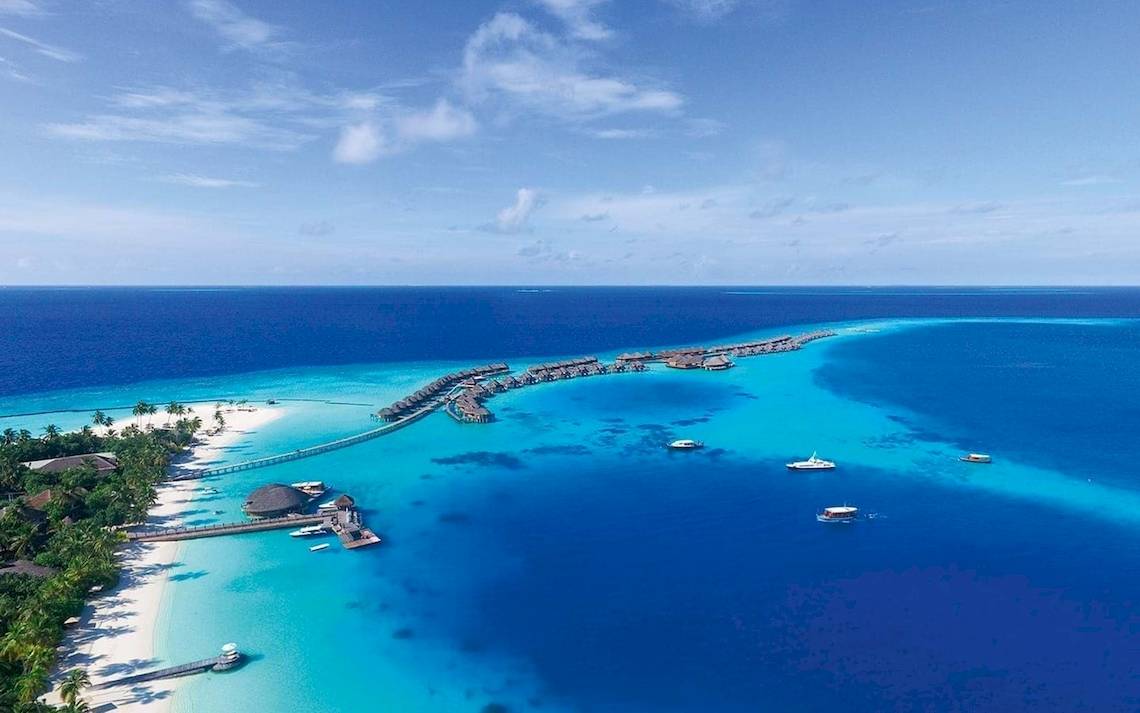 Luftaufnahme des Constance Ephelia Mahe Hotel in den Seychellen mit blauem Ozean, weißen Stränden und Wasserfahrzeugen.